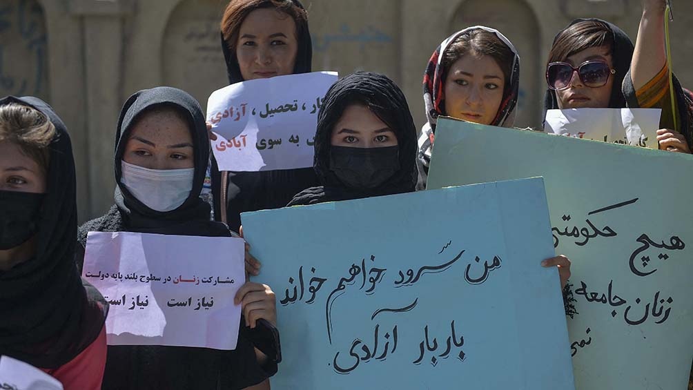 La milicia radical informó que las estudiantes volverán pronto a las escuelas afganas (Foto AFP)