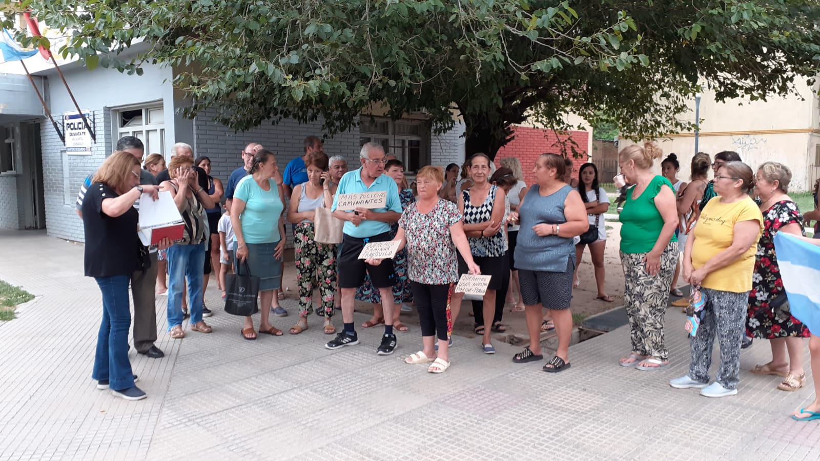 Vecinos se manifiestan contra la inseguridad en barrio El Pozo.
