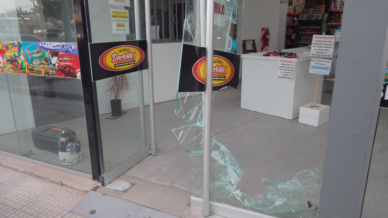 Otra Vez Ladrones Rompieron La Vidriera Y Robaron En El Local Comercial Bartolito Canal Veo 