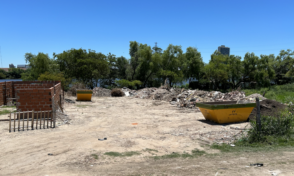 En este terreno, cercano a la curva del Surubí, una empresa de contenedores arroja escombros y basura.