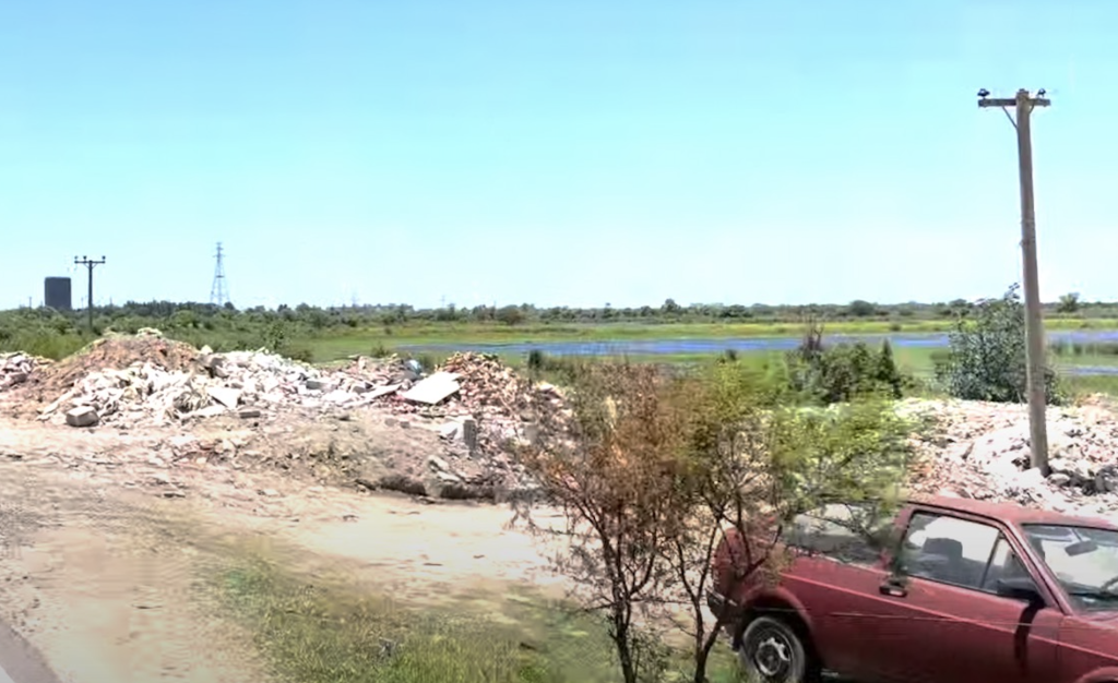 En esta captura de un video, se puede observa la cantidad de escombros que hay en la calle de acceso a Alto Verde.