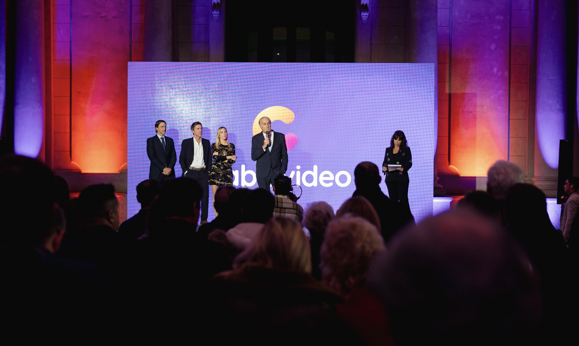 El presidente de Cablevideo, Juan Antonio Priano, junto a sus hiijos Martín, Francisco y Virginia en la presentación de la nueva imagen corporativa de la empresa.