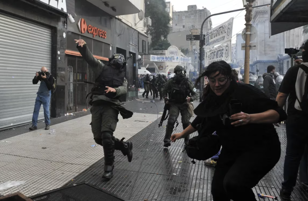 Las fuerzas de seguridad utilizaron gases lacrimógenos y camiones hidrantes para controlar la protesta.