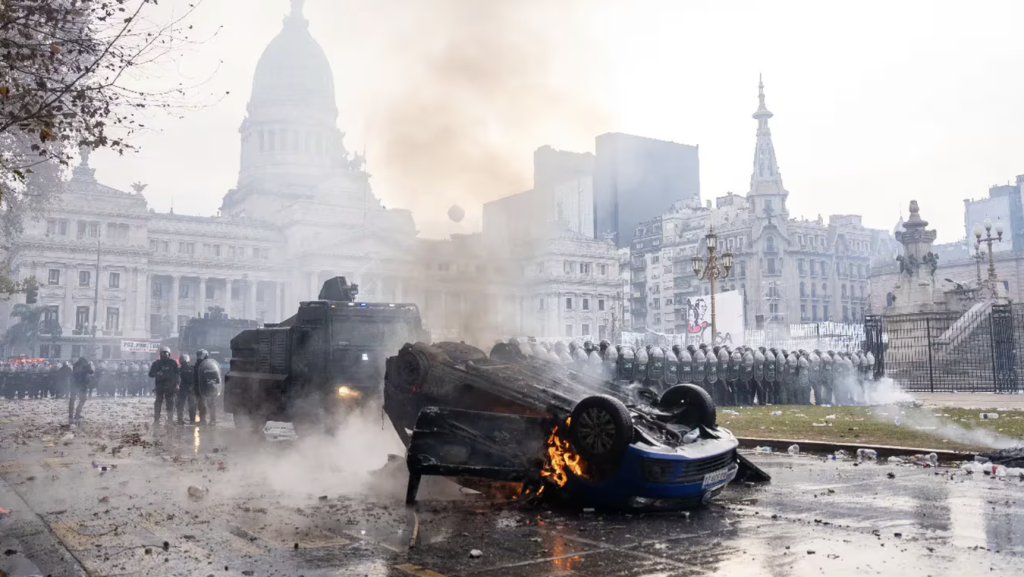 Las fuerzas de seguridad intentan mantener el orden en las afueras del Congreso con gases lacrimógenos y camiones hidrantes.